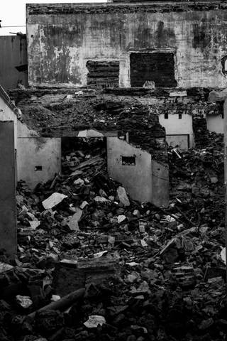 Cover Image for Tearing down the house