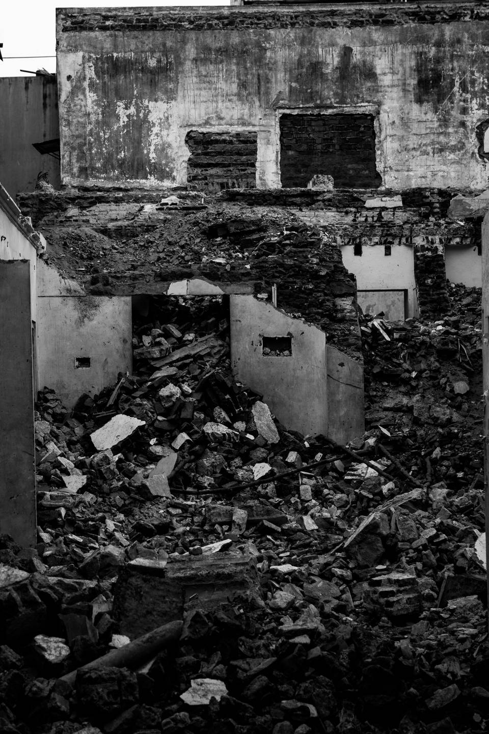 Cover Image for Tearing down the house